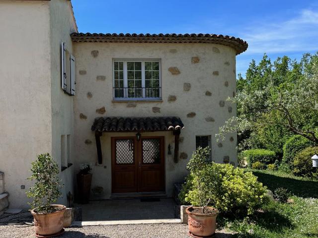 Maison familiale en parfait état, proche du village, sur un. 200m² Seillans