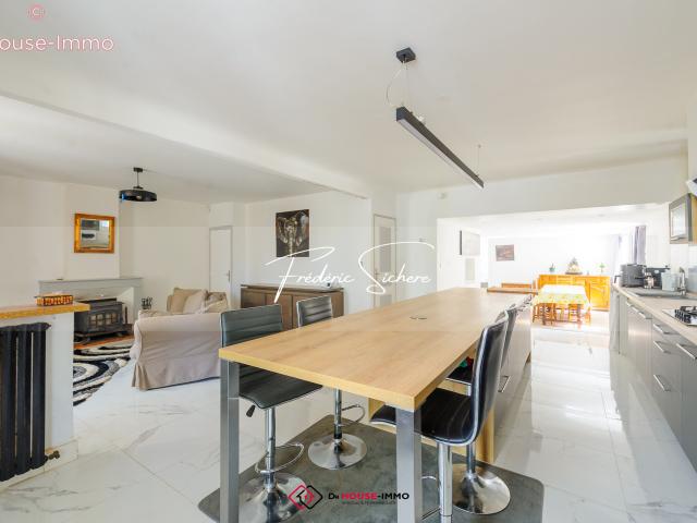 Maison familiale en pierre 247,50 m² Dépendances multiples Terrain 2 836 m²