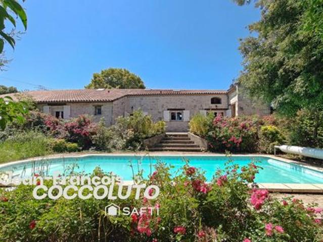 Maison familiale en pierre rénovée avec piscine