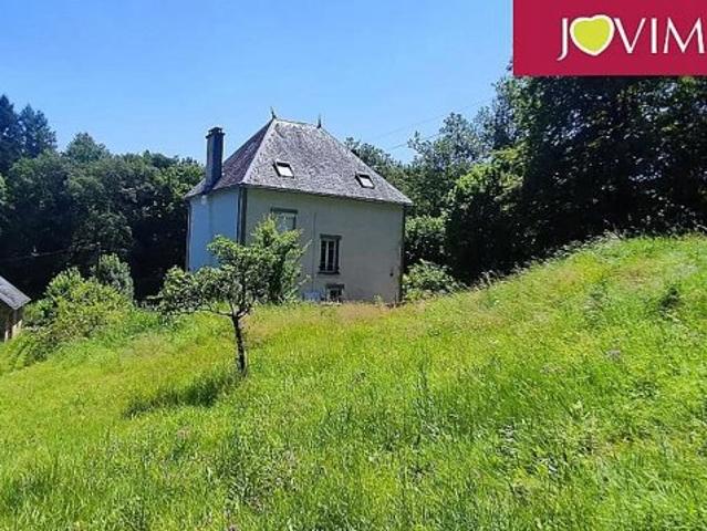 MAISON FAMILIALE EN PIERRES + DÉPENDANCES + PARCELLE.