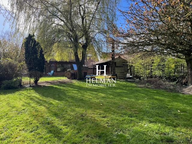 Maison familiale en semi plain pied avec garage sur 1.300 m². 182m² Éperlecques