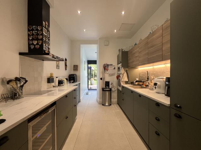 Maison familiale fonctionnelle et moderne avec 5 chambres, j