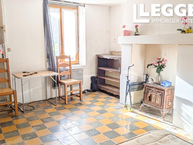 Maison familiale indépendante à rénover avec grand jardin privé et grange