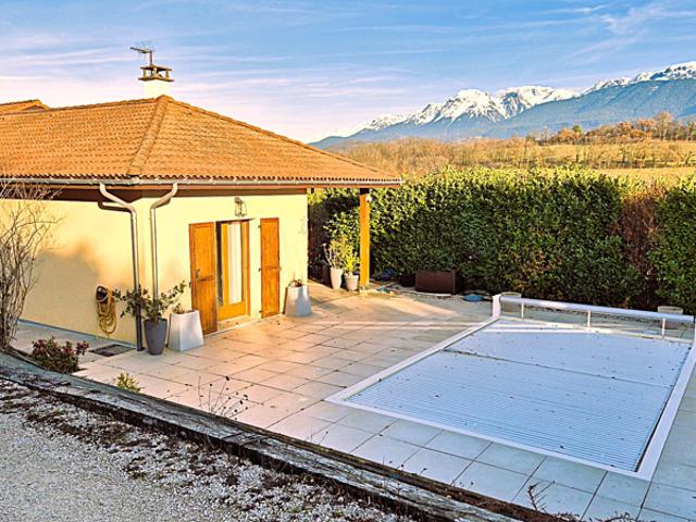 Maison familiale lumineuse avec vue, terrasse, piscine et gr
