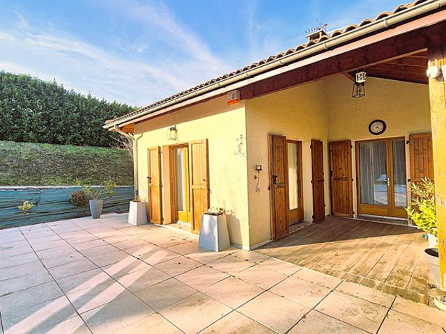 Maison familiale lumineuse avec vue, terrasse, piscine et gr