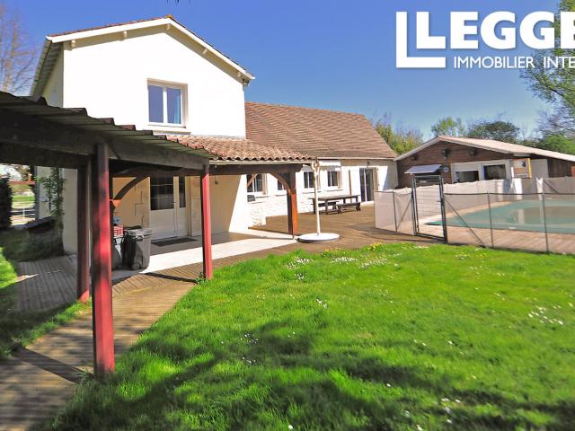 Maison familiale lumineuse en pierre. Beaux volumes, piscine, dépendances, 3 boxs à chevaux, deux puits