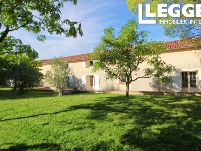 Maison de Campagne Spacieuse et Lumineuse avec Terrain, Garages et Potentiel de Conversion