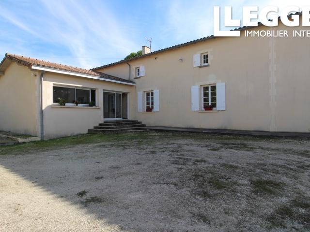 Maison de Campagne Spacieuse et Lumineuse avec Terrain, Garages et Potentiel de Conversion