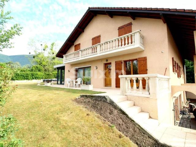 Maison familiale proche Genève avec piscine semi enterrée 147m² Archamps