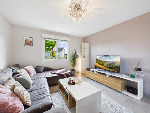 Maison familiale récente avec garage et jardin à Marsilly en