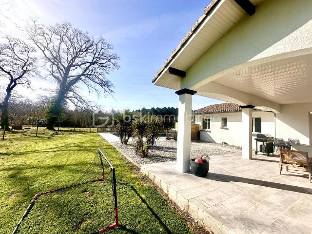 Maison familiale refaite à neuf avec deux espaces de vie distincts, piscine et grand terrain