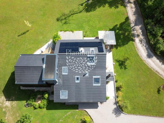 Maison familiale rénovée 164 m2 terrain 1,7 h, bois privé et possibilité chevaux à Ballaison
