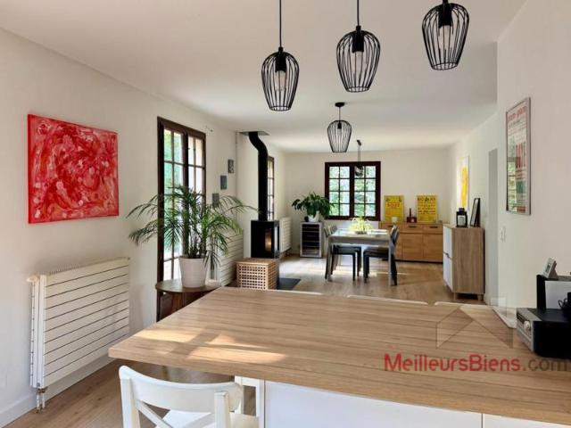 Maison familiale rénovée 7 pièces 5 chambres Grand jardin Lons le Saunier