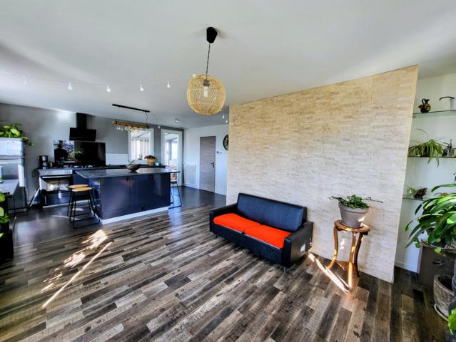 Maison familiale rénovée avec terrain arboré dans un secteur