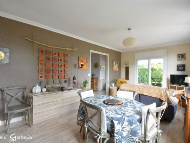 Maison familiale rénovée avec appartement indépendant proche de la Dordogne à vendre à PINEUILH 33