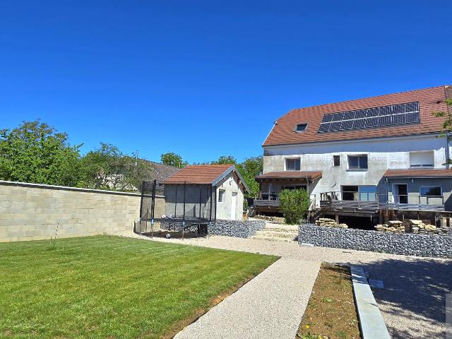 Maison familiale rénovée avec studio locatif, piscine et triple garage