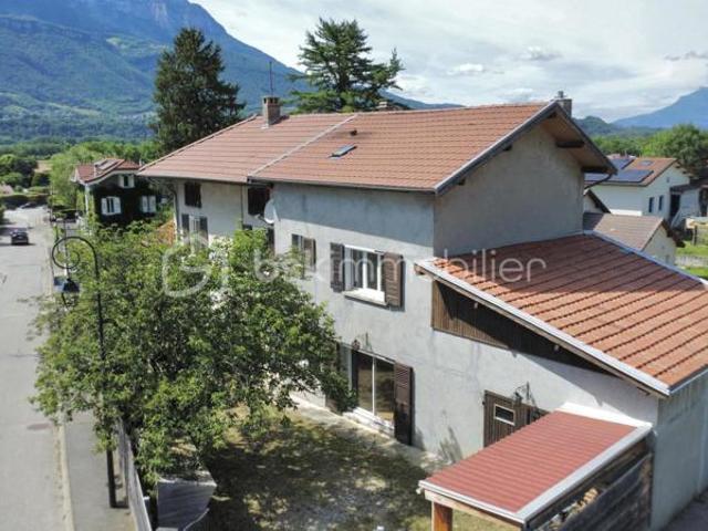 Maison familiale rénovée de 175 m² – 5 chambres – Terrain 904 m²