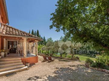 Maison familiale sur 2 hectares avec piscine à Roussillon 210m² Roussillon