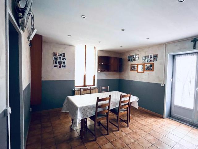 Maison familiale spacieuse avec garages à potentiel locatif – À visiter sans tarder !