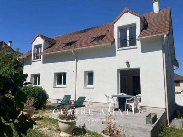 Maison familiale spacieuse avec jardin arboré