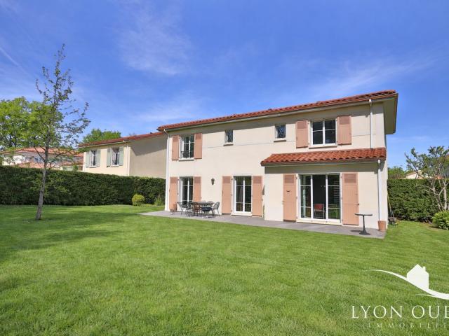 Maison familiale spacieuse avec jardin, piscine et cadre calme à deux pas du centre