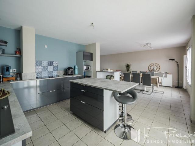 Maison familiale spacieuse avec piscine et garage, proche co. 175m² Brens