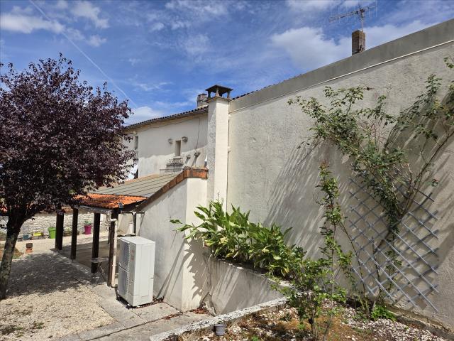 Maison familiale 192 m² avec piscine, grand terrain et garag. 192m² Mornac