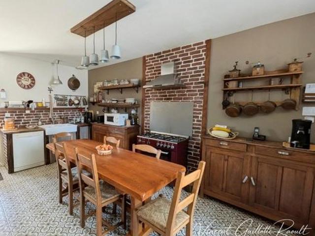 Maison familiale 11 pieces 8 chambres local commercial