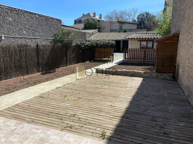 Maison familiale 136 m2 + 90 m2 de garages et dépendances Un. 136m² Capendu