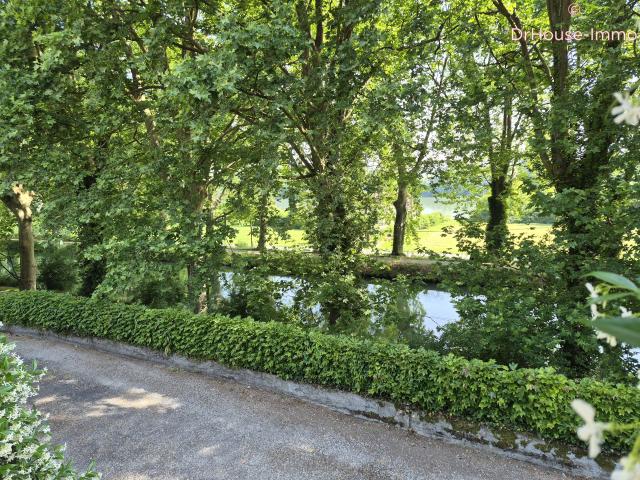 Maison familiale 285 m² en bord de canal avec piscine 4 chambres