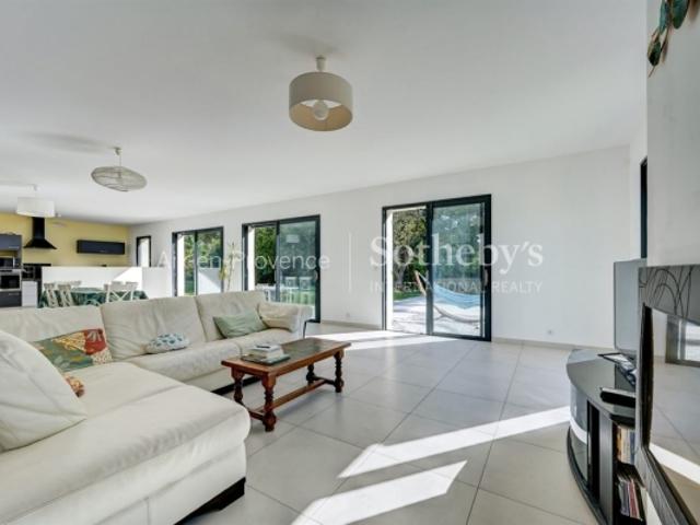 Maison familiale 200 m² sur 2100 m² à vendre à l'ouest d'Aix en Provence