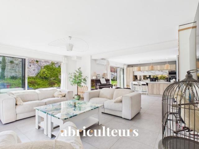 Maison familiale 2024 – 120 m² – DPE A – 3 chambres – Jardin mini piscine éco – Centre ville Saint Laurent du Var