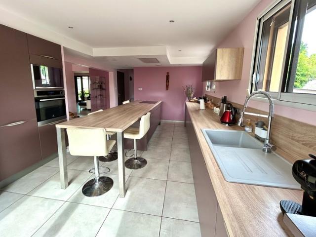 Maison familiale 220 m² Avec piscine, véranda et grand terrain à Lagnieu