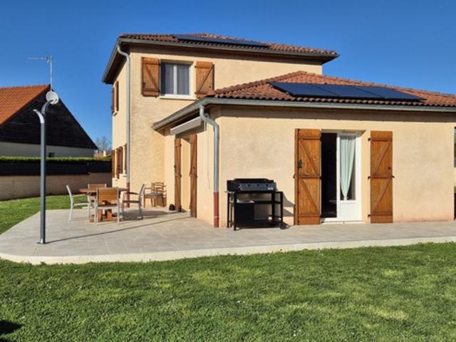Maison familiale 4 chambres centre Grièges sur joli terrain clos