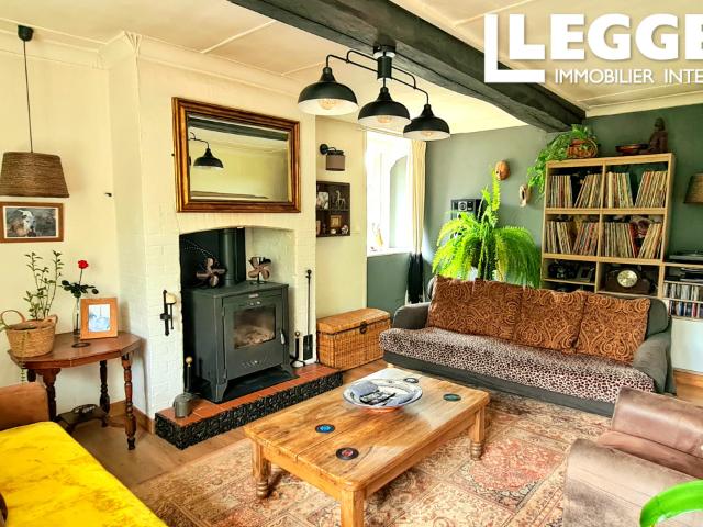 Maison familiale 4 chambres avec belles pièces à vivre, dépendances et jardin superbe