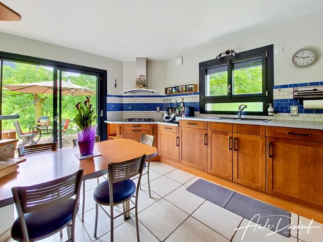 Aux portes de Genève Maison familiale 4 chambres avec jardin, garage, abris voitures et annexes