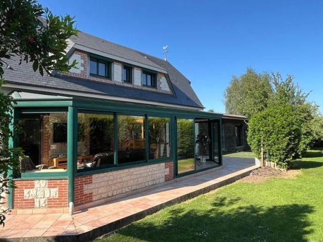 Maison familiale 4 chambres avec sous sol, véranda, spa de nage et jacuzzi, à proximité des comme