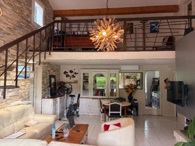 Maison Familiale 5 chambres avec Piscine 197m² Nans les Pins