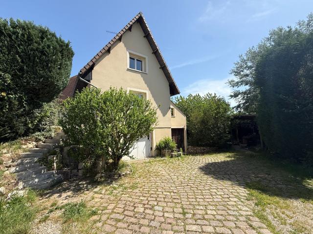 Maison familiale 5 pièces jardin arboré et sous sol total