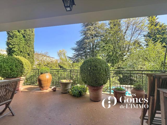 RARE Maison familiale, 6 chambres, jardin paysager et piscine Francheville le Haut