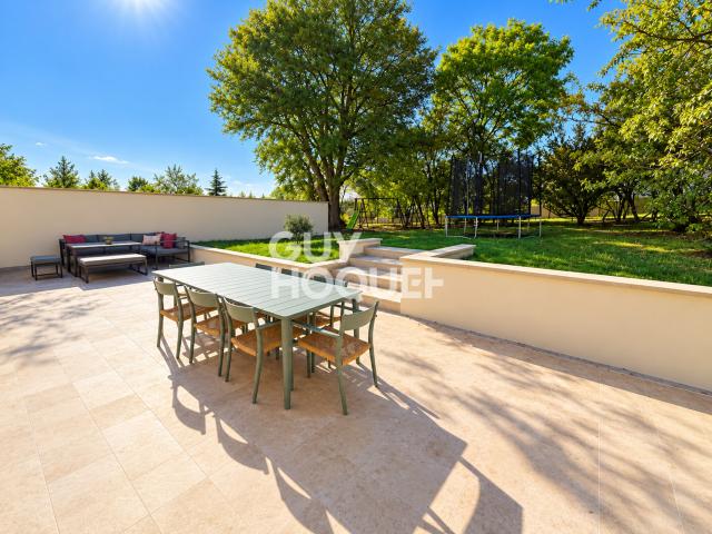 MAISON FAMILIALE 6 PIÈCES AVEC JARDIN, GRANDE TERRASSE ET GARAGE – VILLEVAUDÉ