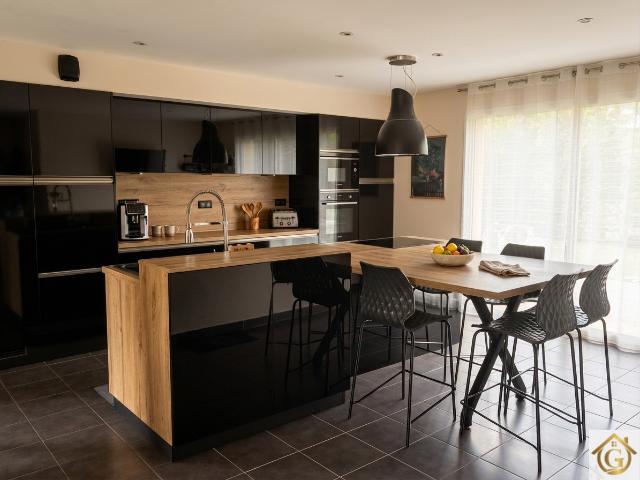 Maison familiale 8 pièces de 178m2 aux prestations haut de gamme