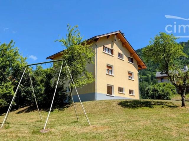 Maison familiale 9 pièces sur terrain de 1821 m2
