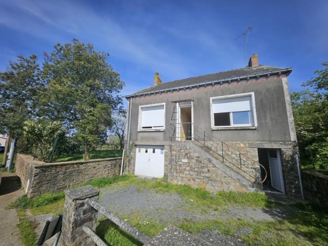 Maison Fercé avec terrain de 2HA attenant