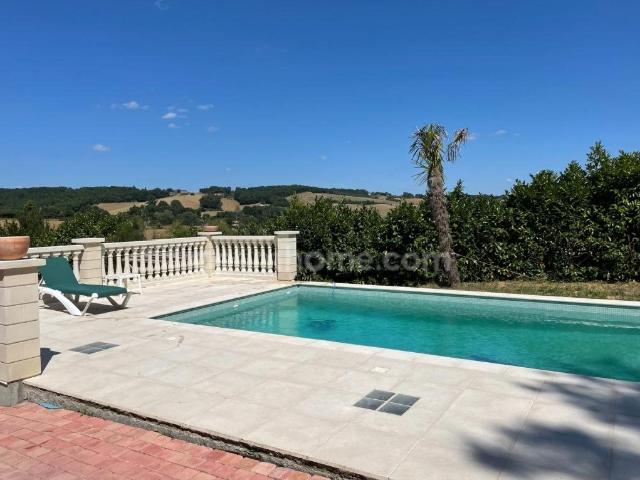 Maison, ferme à rénover, piscine, terrain de 1 900 m² 213m² Le Castéra