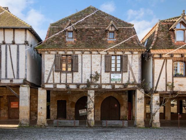 Maison historique sur la Place des Consuls Bretenoux 180m² Bretenoux