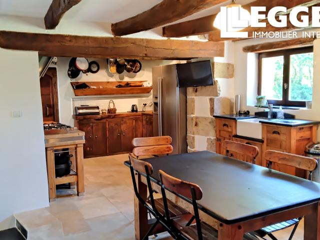 Maison indépendante de 4 chambres avec granges, terrain, piscine, située dans un jardin privé et mature