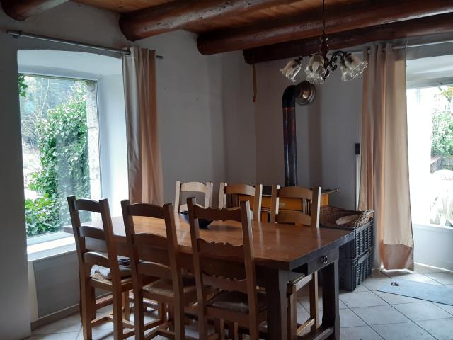 Maison indépendante en pierres, avec terrain attenant