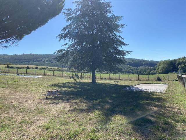 Maison indépendante entourée de 3 400 m² de terrain — vue do. 100m² Peyrat le Château
