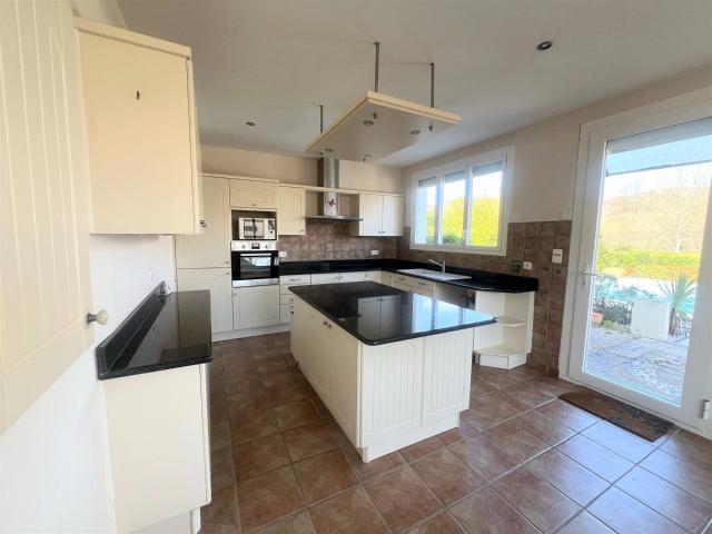 Maison individuelle modernisée avec jardin et piscine 230m² Mirepoix